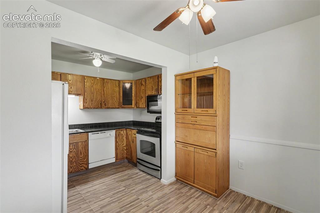 Image 14 of 27: Kitchen