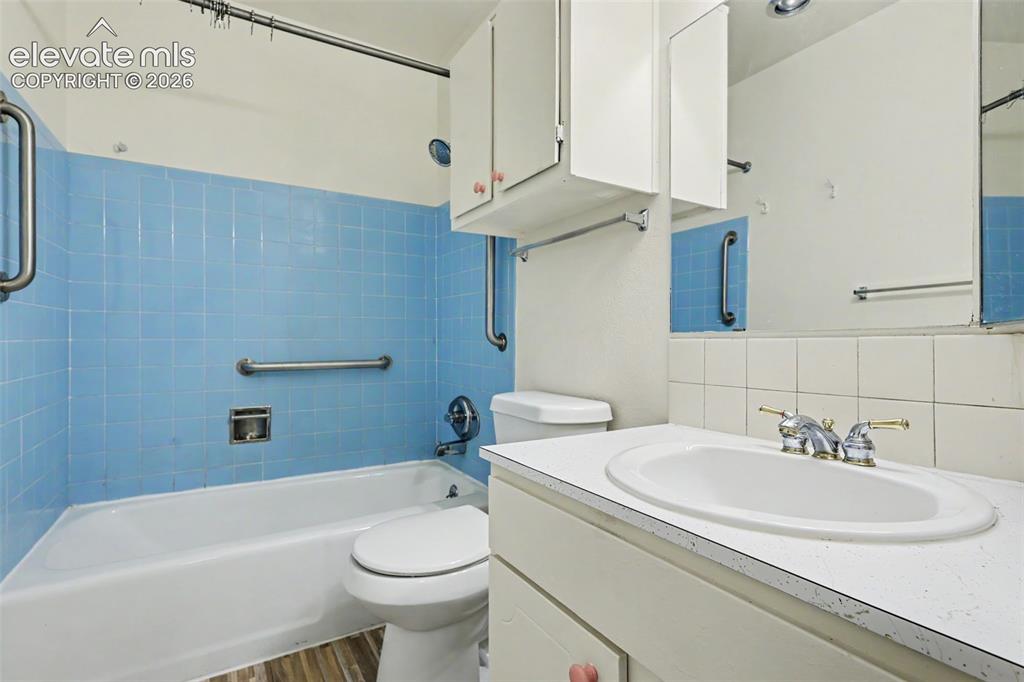 Image 17 of 27: Bathroom