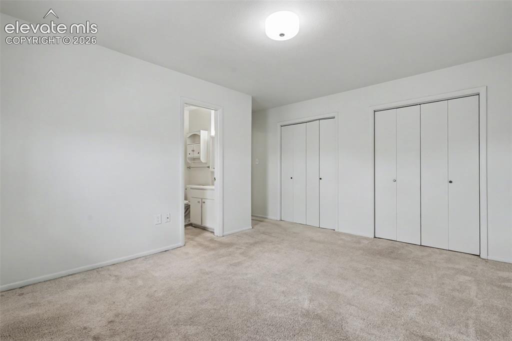 Image 18 of 27: Bedroom