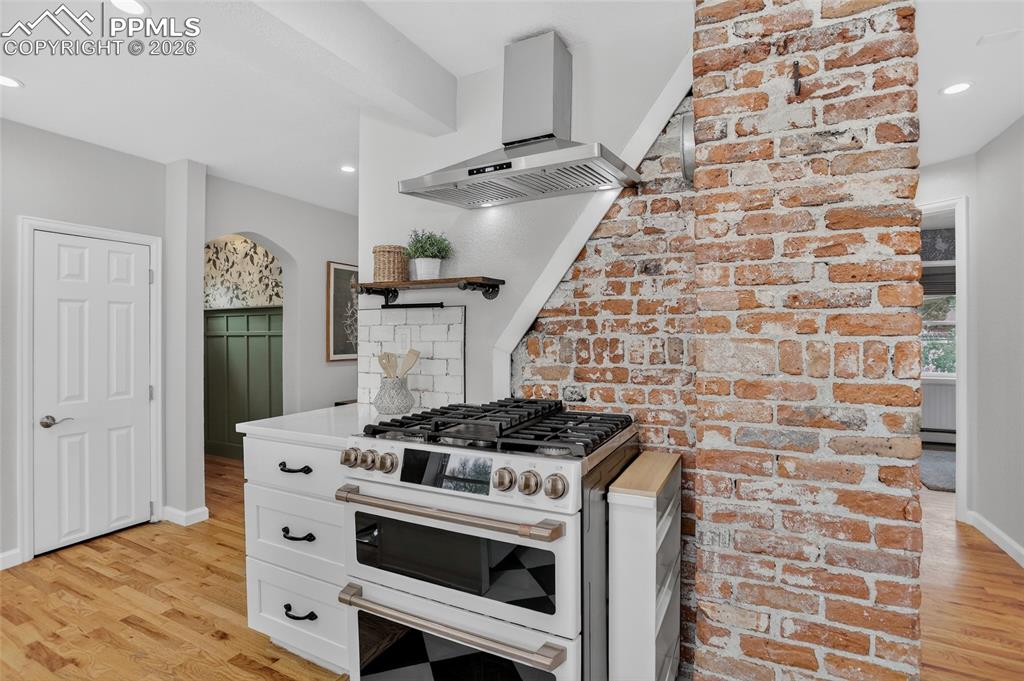 Image 15 of 49: Kitchen