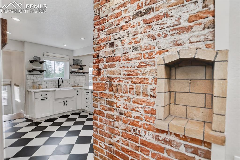 Image 17 of 49: Kitchen