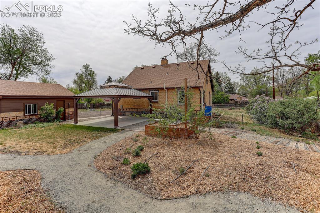 Image 35 of 49: beautiful grounds