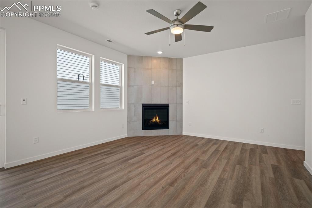 Image 10 of 32: Living Room