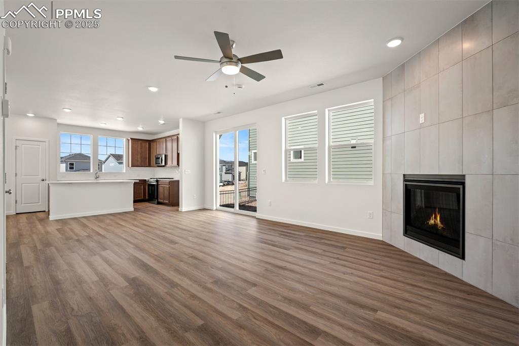 Image 11 of 32: Living Room