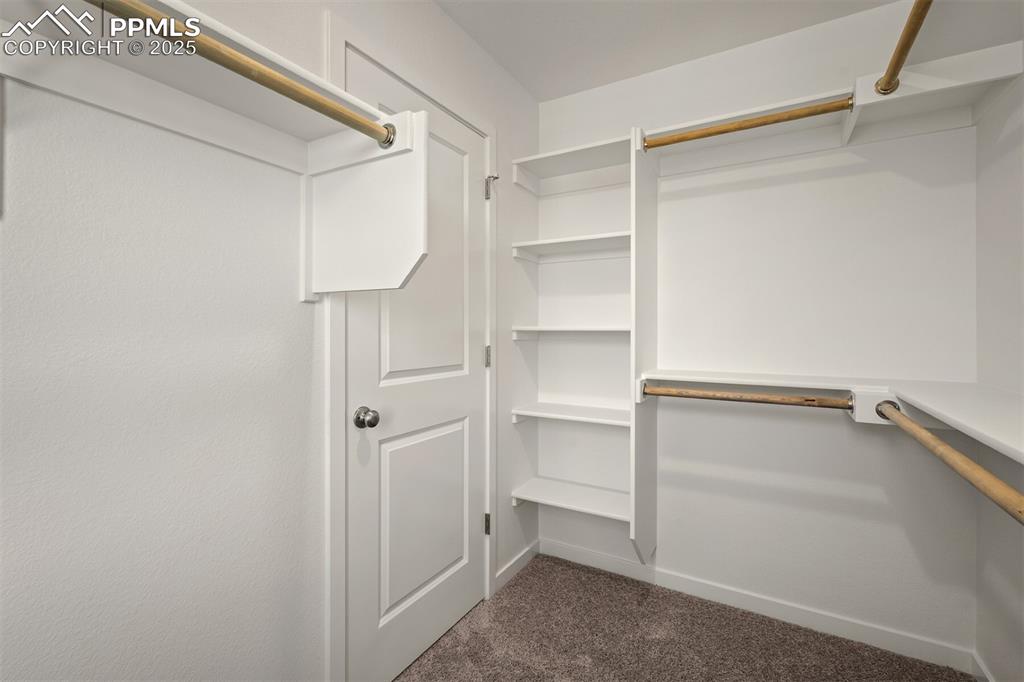 Image 20 of 32: Closet