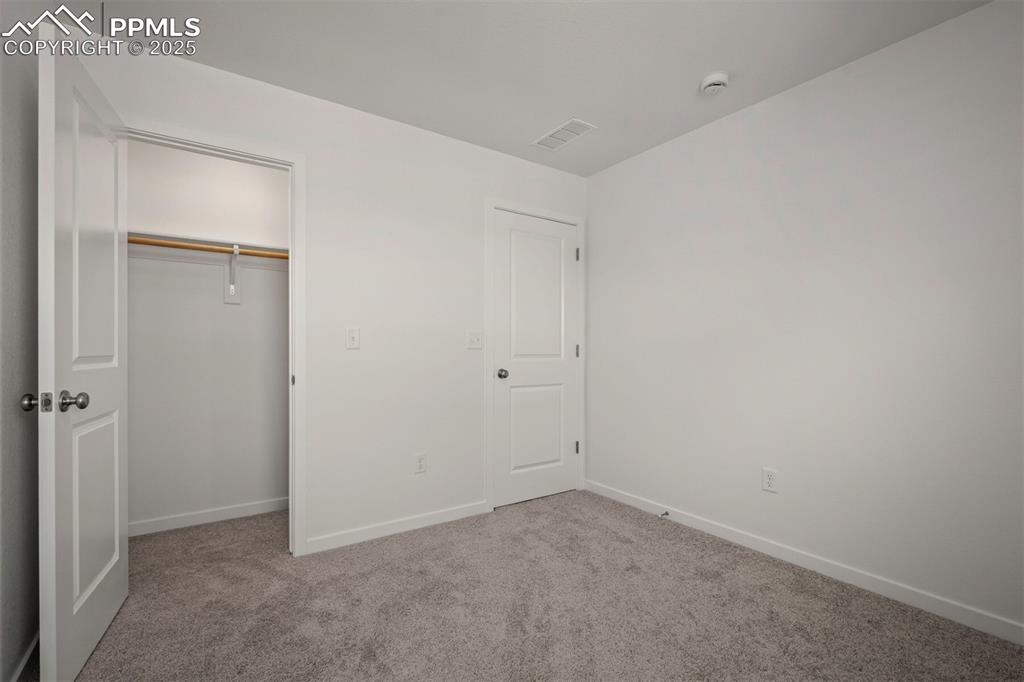 Image 23 of 32: Bedroom