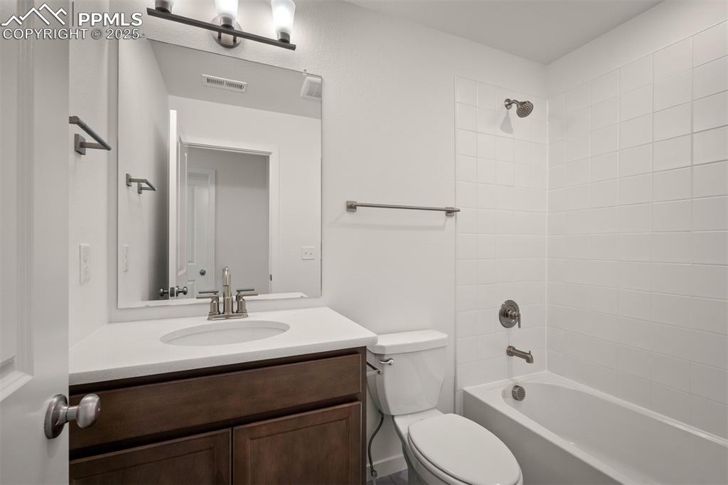 Image 24 of 32: Bathroom