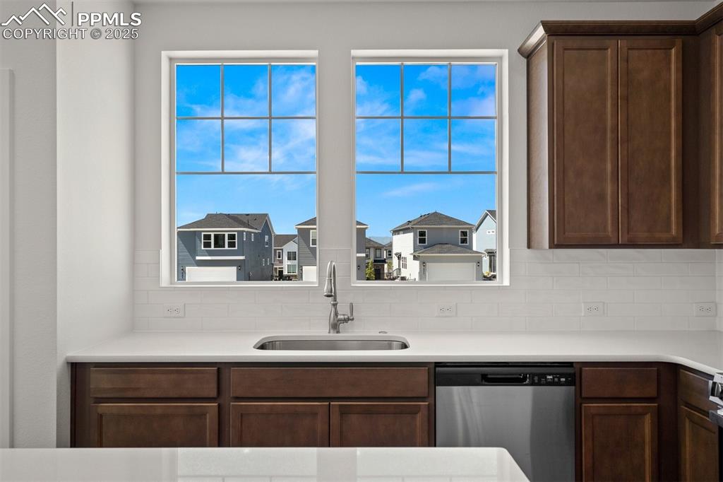 Image 4 of 32: Kitchen