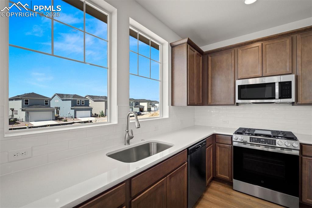 Image 5 of 32: Kitchen