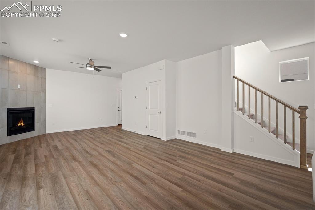 Image 7 of 32: Living Room