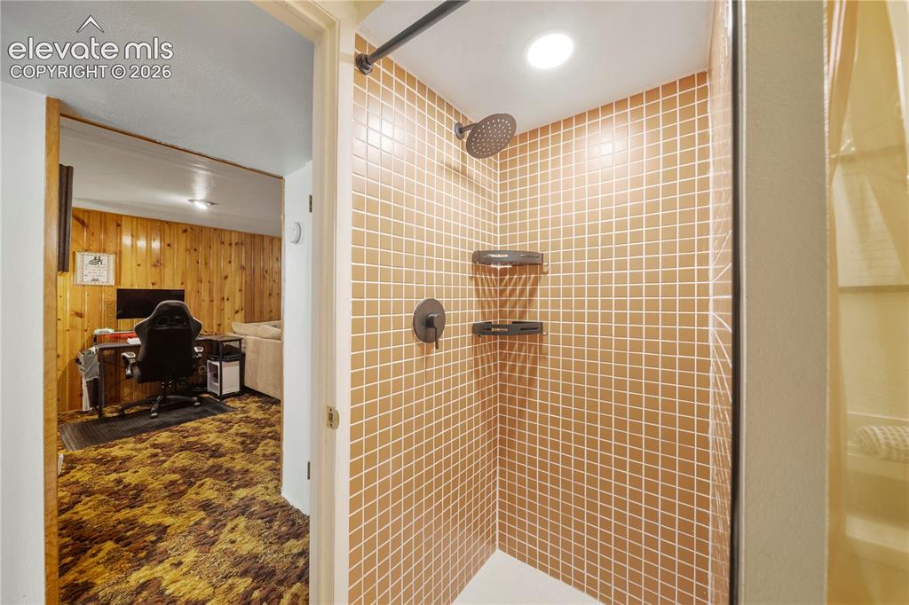 Image 11 of 49: Bathroom