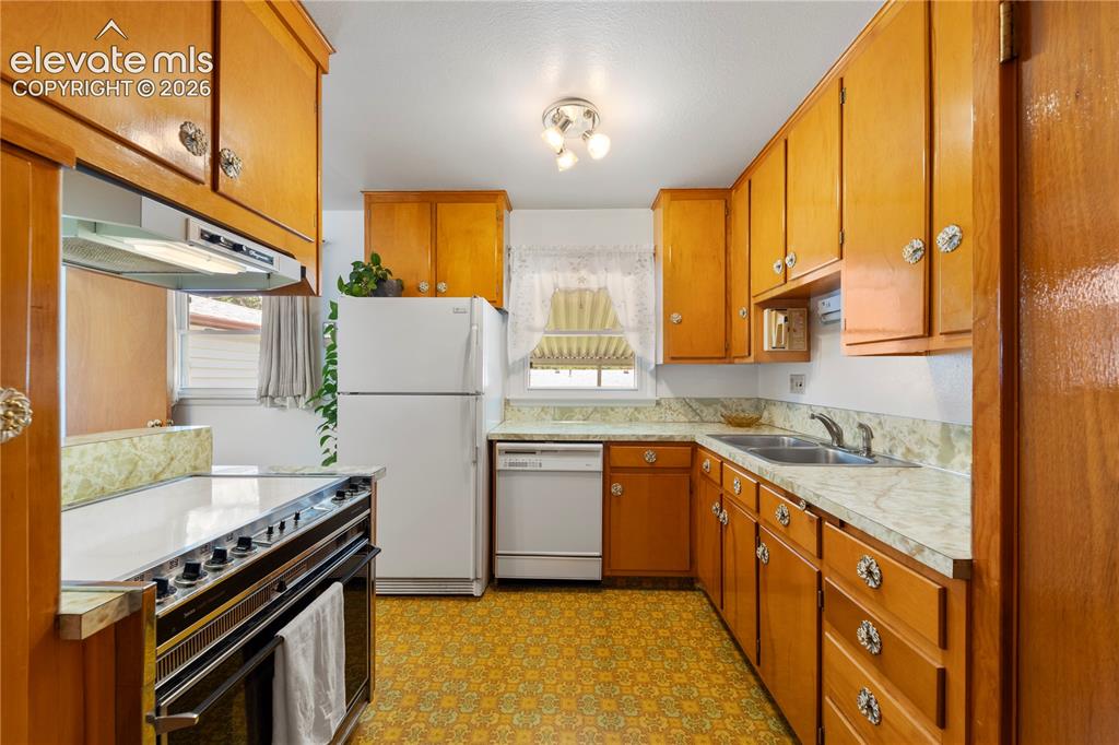 Image 14 of 49: Kitchen