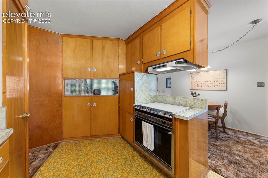 Image 15 of 49: Kitchen