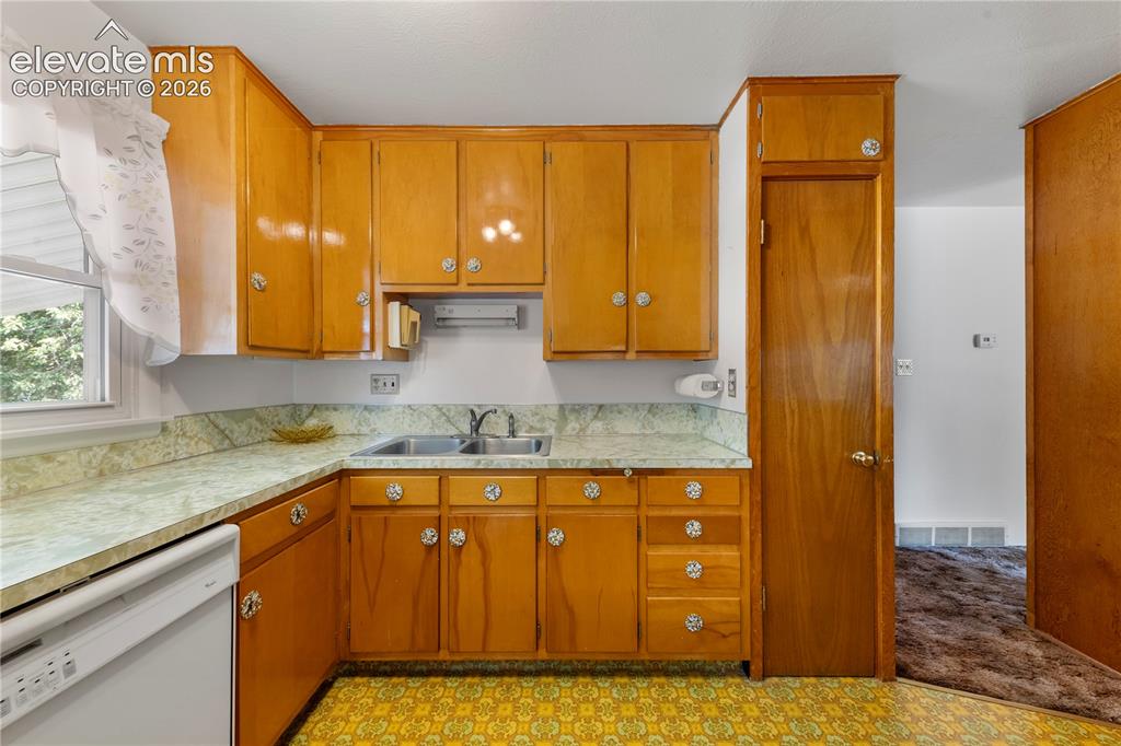 Image 16 of 49: Kitchen