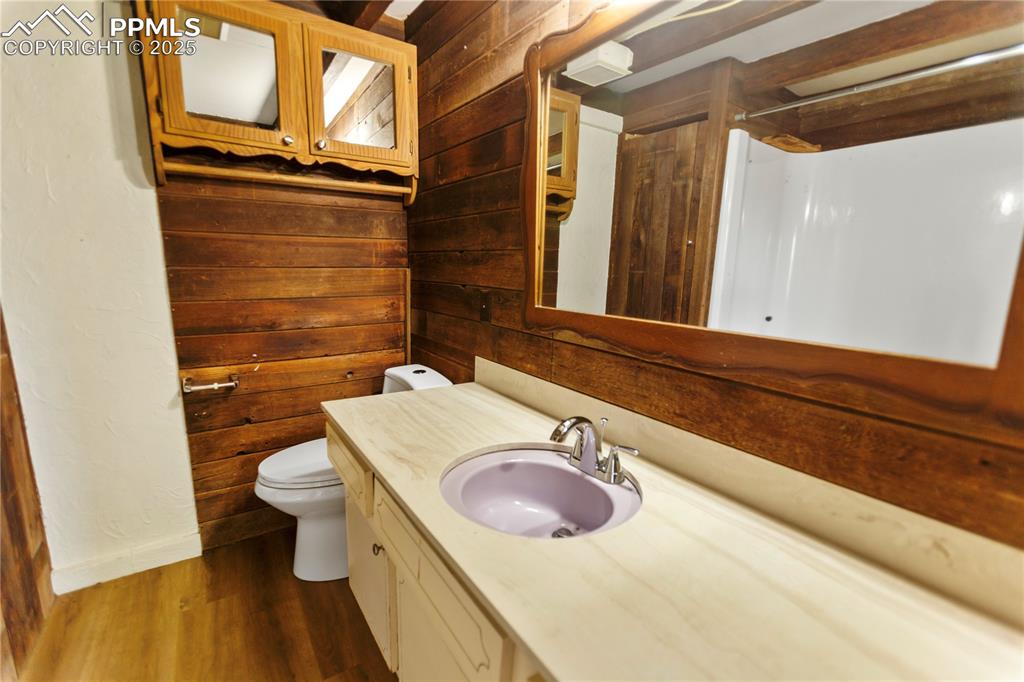 Image 8 of 23: Bathroom