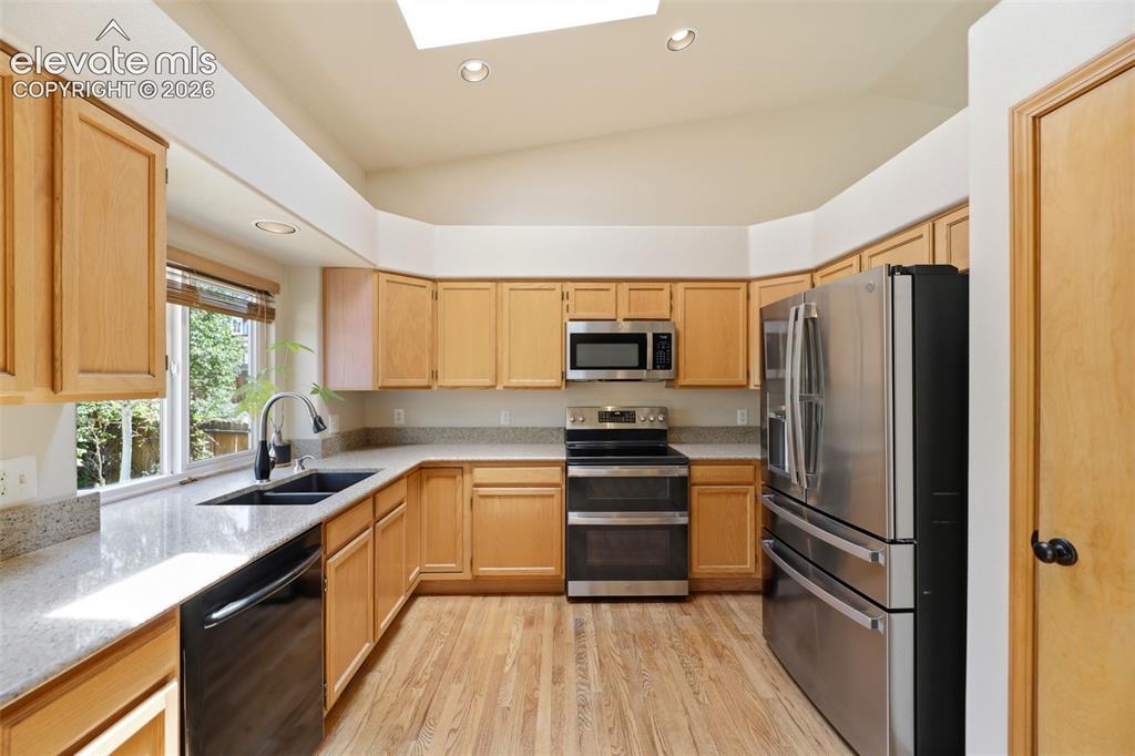 Image 6 of 35: All appliances stay with the home