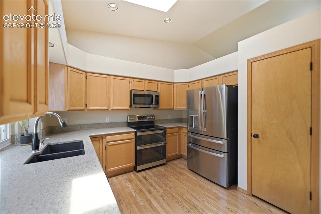 Image 7 of 35: Kitchen
