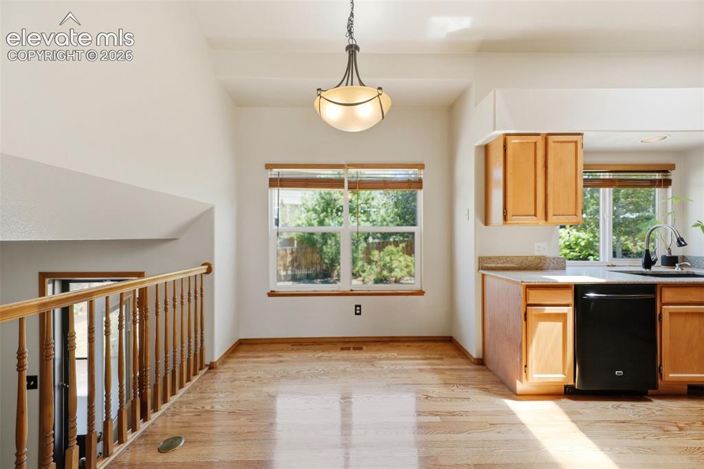 Image 8 of 35: Dining Area