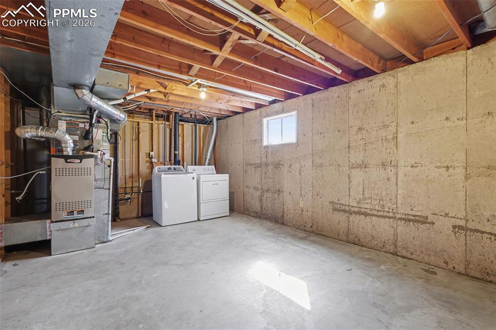 Image 22 of 35: Laundry room/ Utility Room