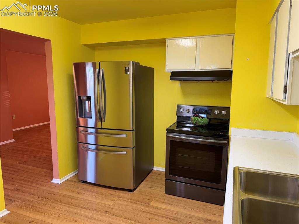 Image 9 of 35: Kitchen