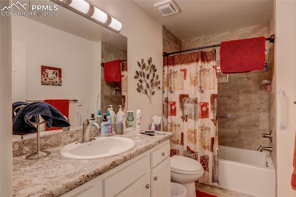 Image 14 of 30: Bathroom