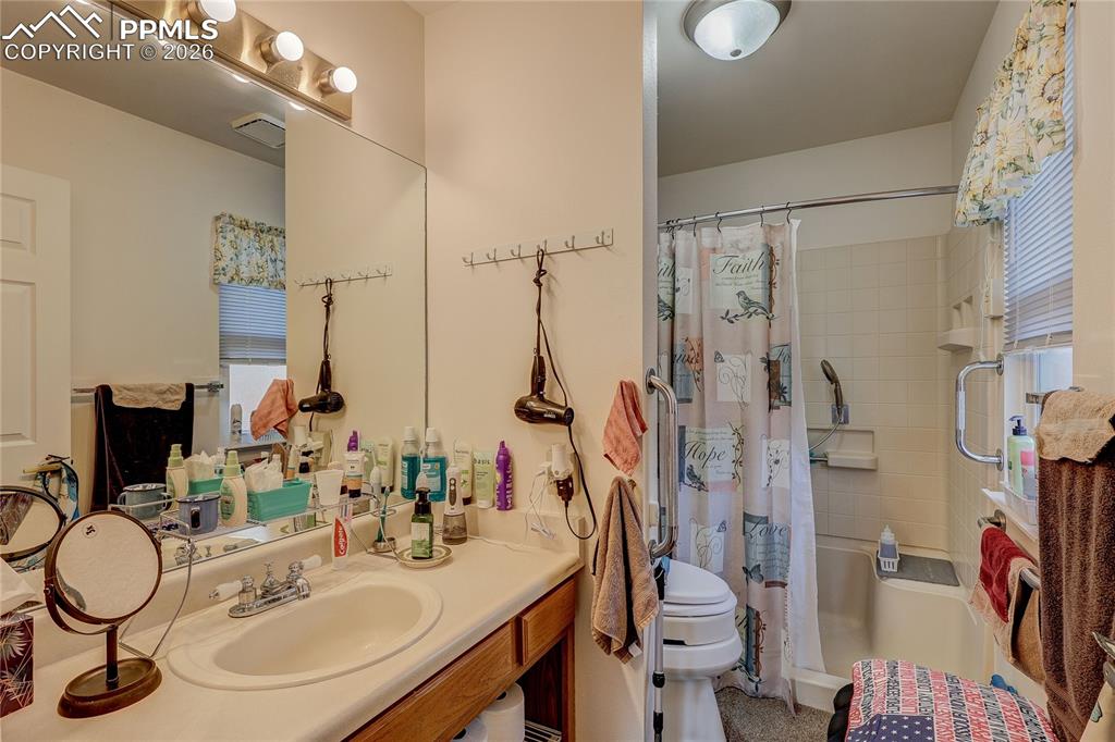 Image 18 of 30: Bathroom