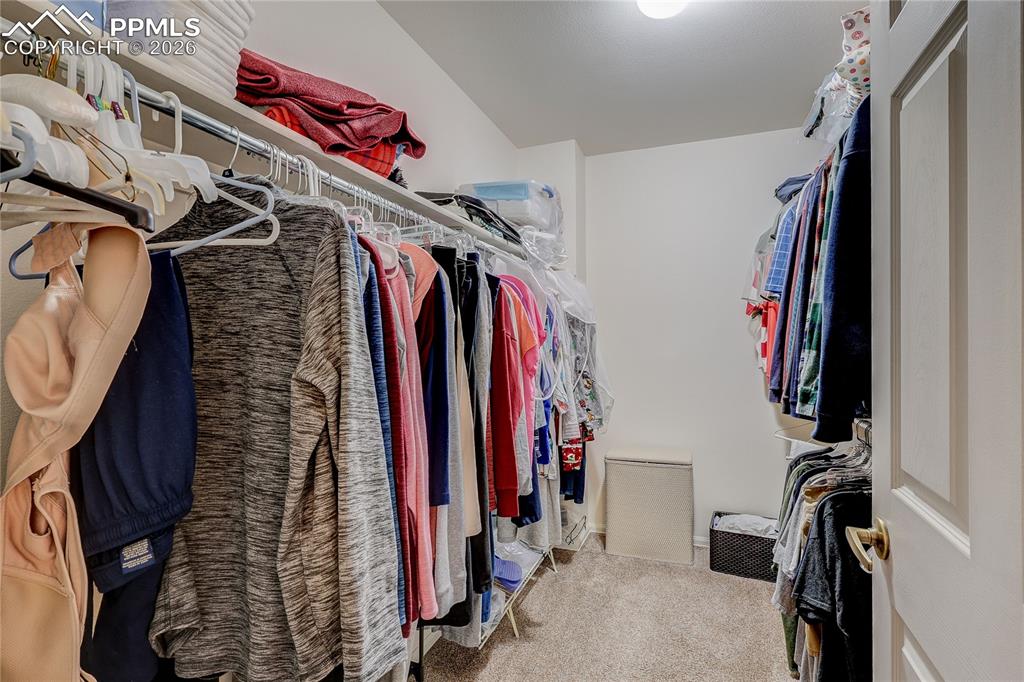 Image 19 of 30: Closet