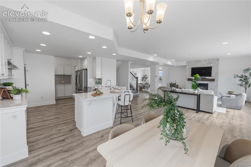 Image 11 of 50: Dining Area