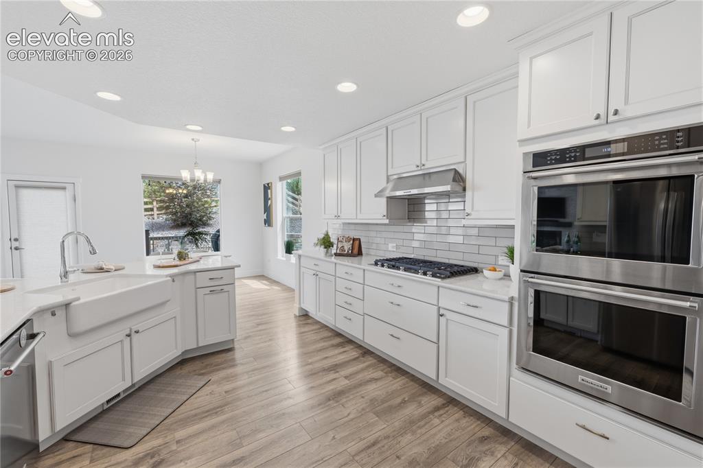 Image 15 of 50: Kitchen