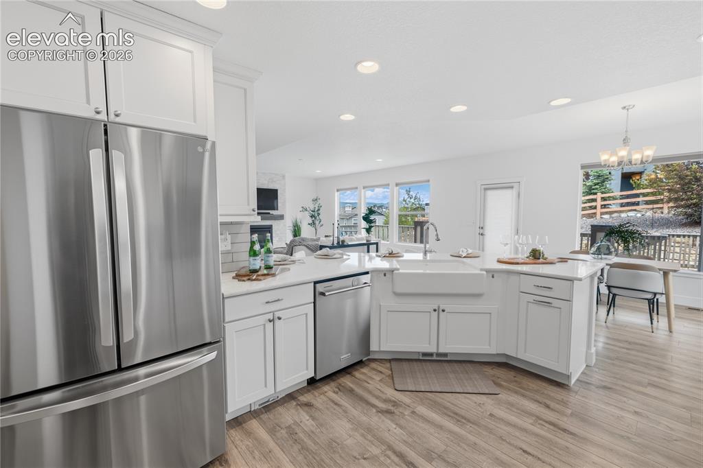 Image 16 of 50: Kitchen