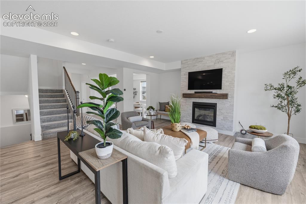 Image 8 of 50: Living Room
