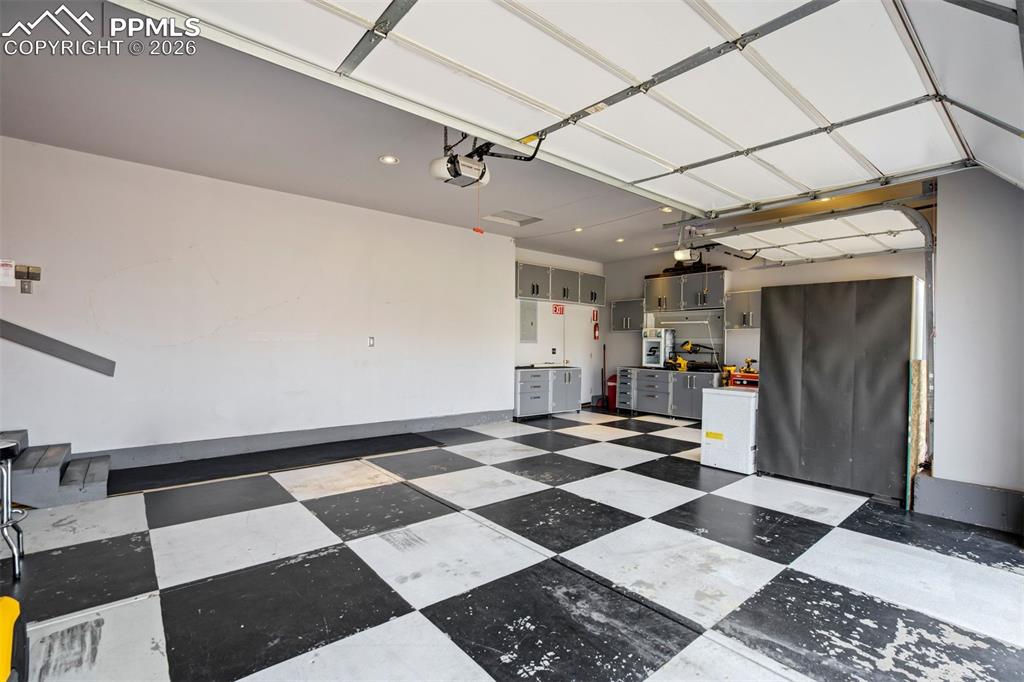 Image 41 of 50: Garage