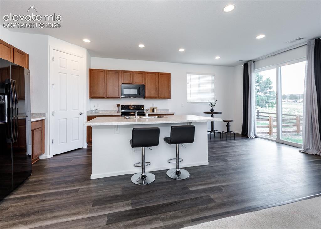 Image 10 of 40: Kitchen