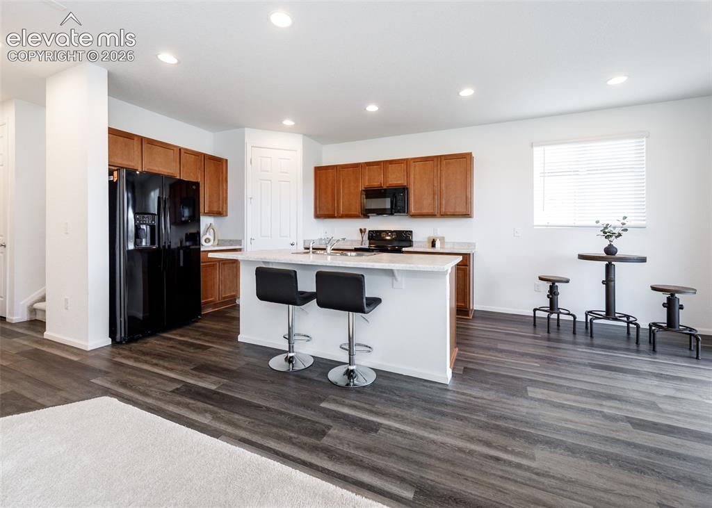 Image 11 of 40: Kitchen
