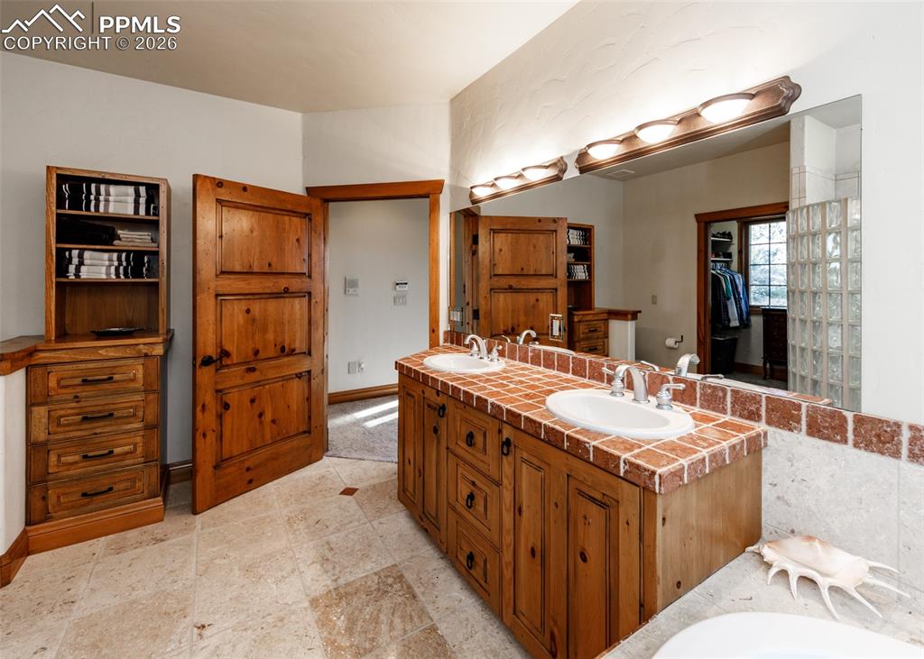 Image 20 of 49: Bathroom