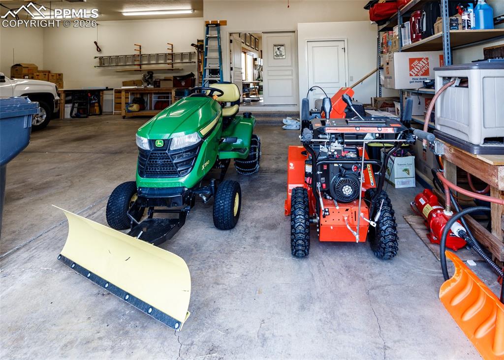 Image 34 of 49: Garage