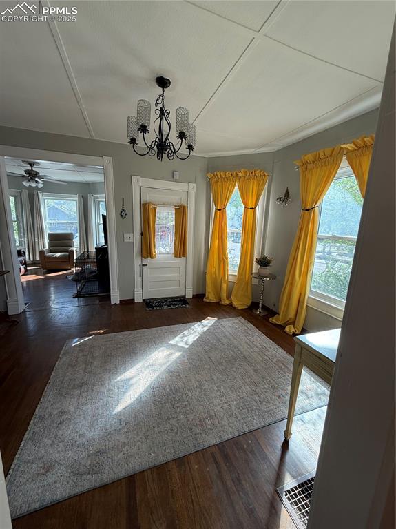 Image 16 of 19: Dining Area