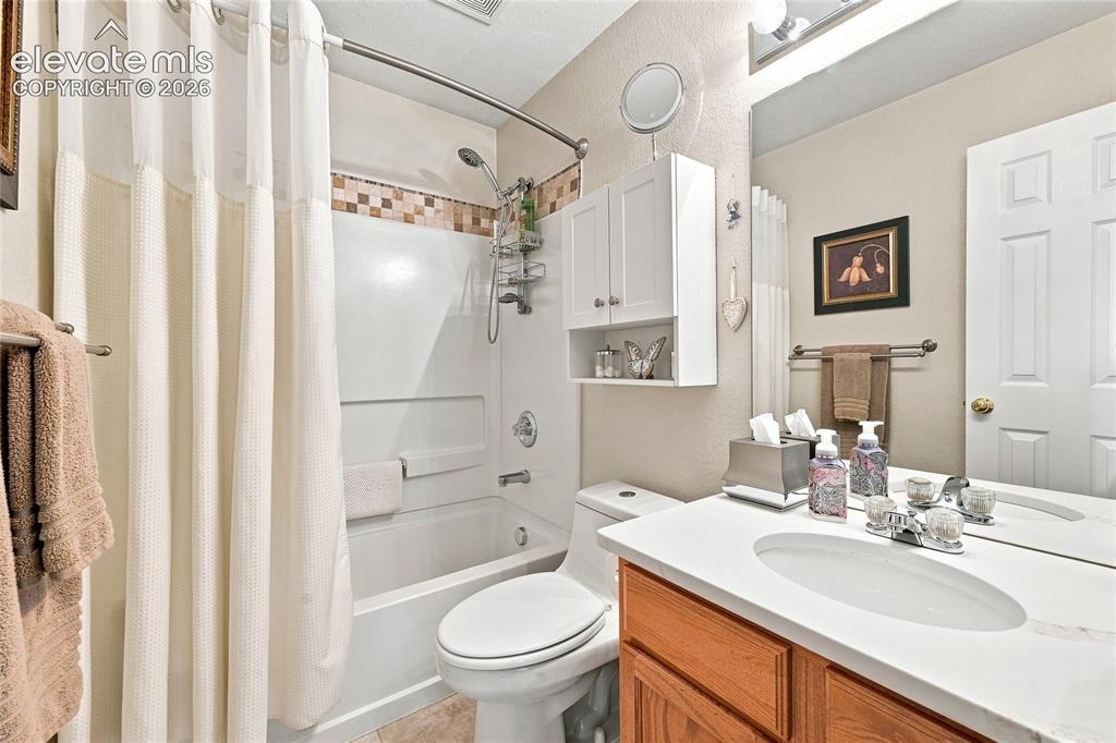 Image 19 of 48: Bathroom
