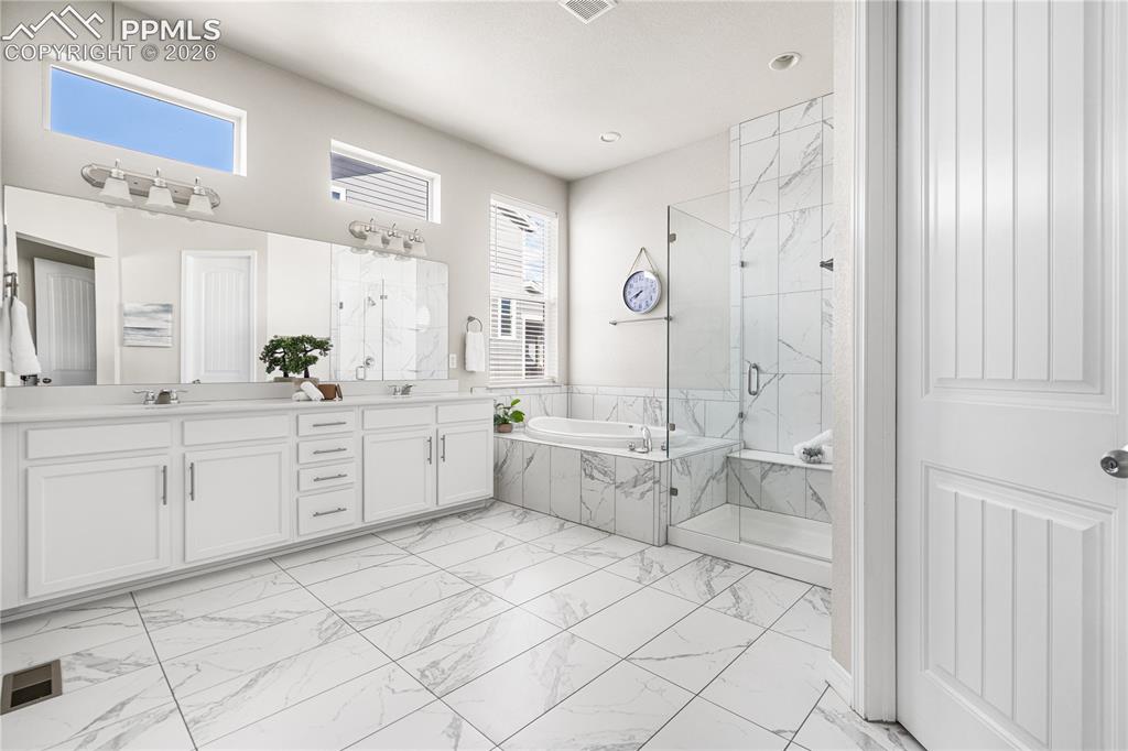 Image 13 of 36: Bathroom