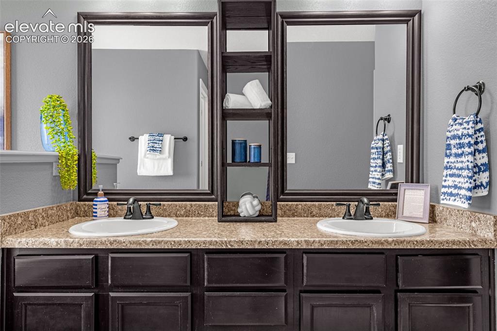 Image 18 of 50: Bathroom