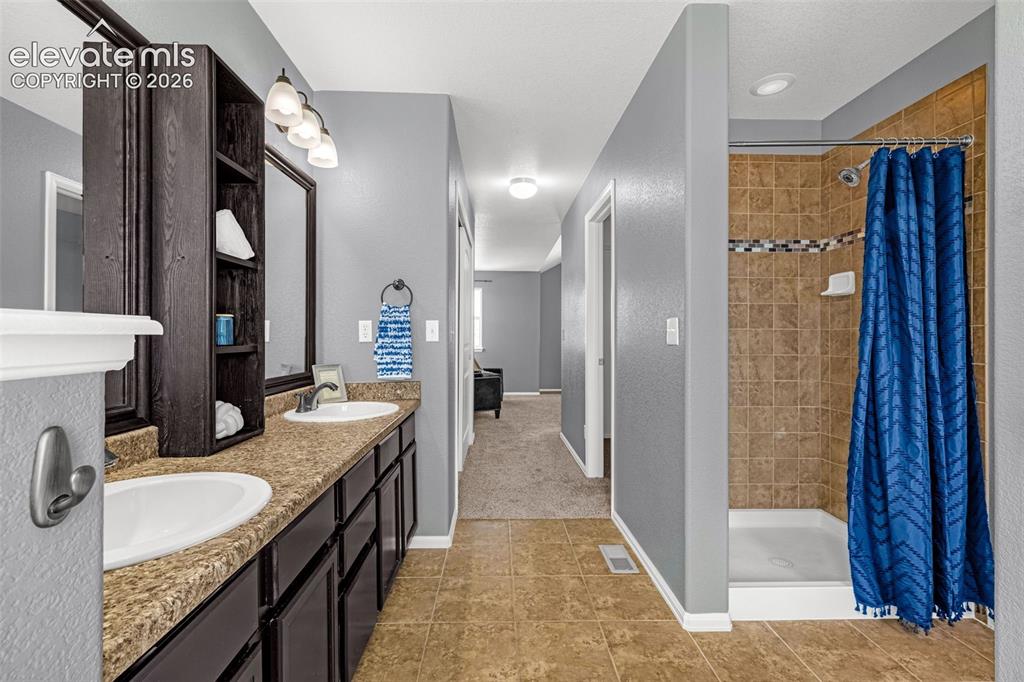 Image 19 of 50: Bathroom