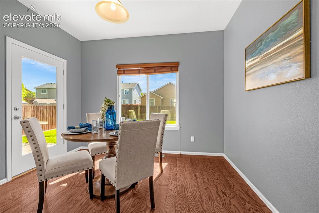 Image 8 of 50: Dining Area