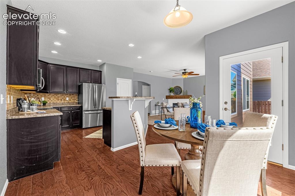Image 9 of 50: Dining Area