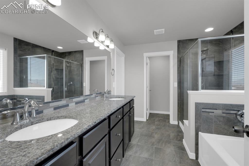 Image 15 of 40: Plenty of space in your master bathroom