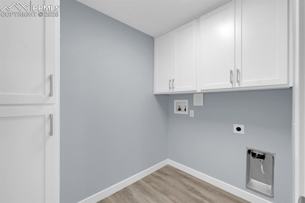 Image 27 of 40: Basement Laundry Room