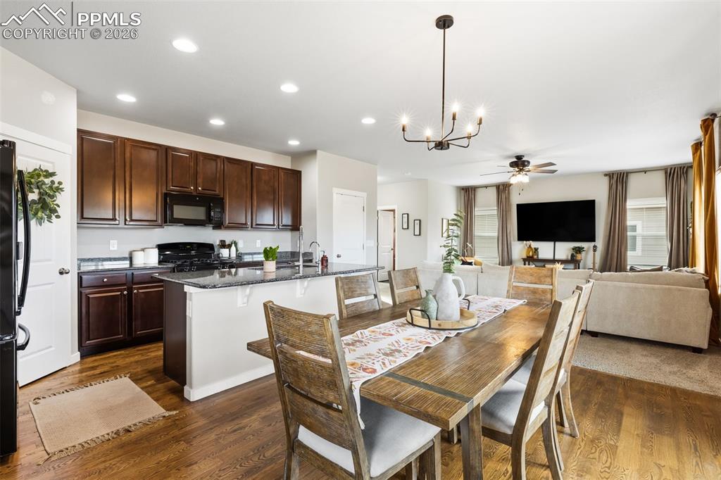 Image 11 of 41: Dining Area