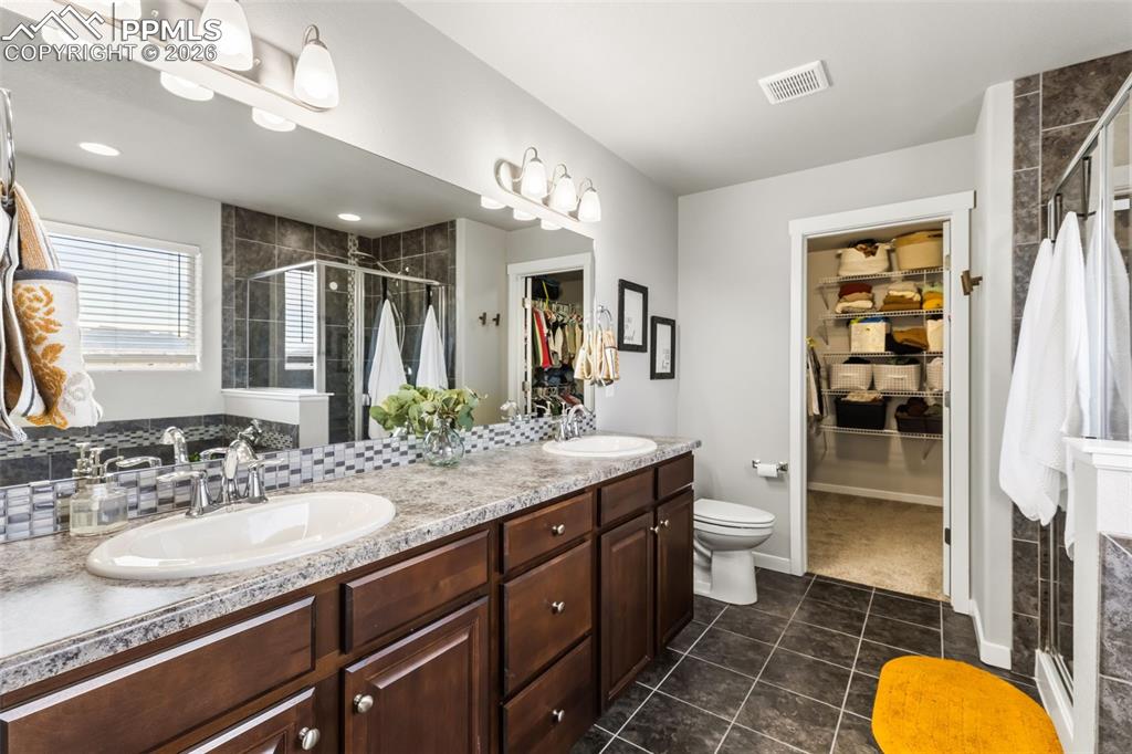 Image 16 of 41: Bathroom