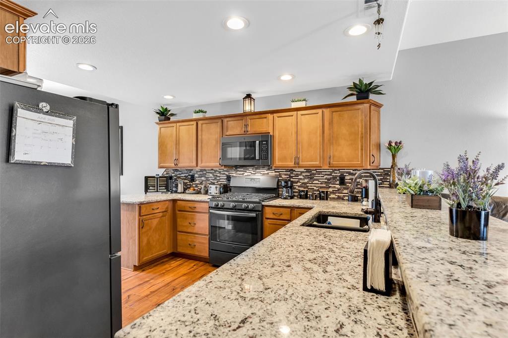 Image 14 of 40: Kitchen