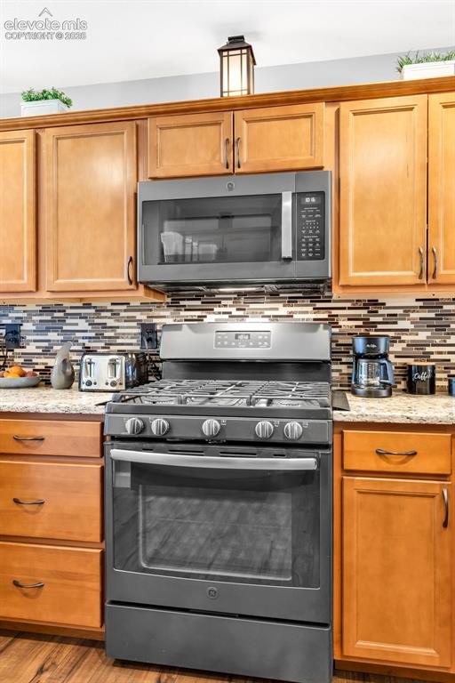 Image 15 of 40: Kitchen