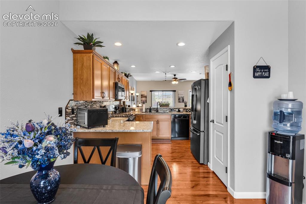 Image 18 of 40: Dining Area
